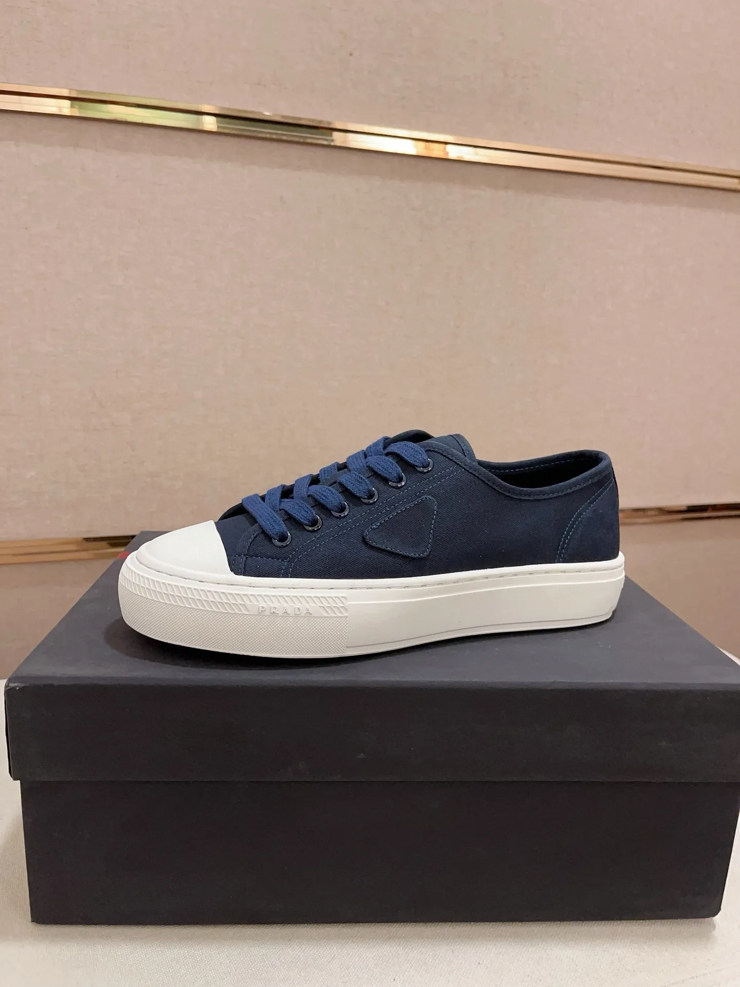 Men's shoes 💰 580💰 ✔️✔️✔️High-quality new PRADA counters are launched at the same time. The new men's shoes and 😘fabrics are selected from first-layer cowhide and are made by pure handicrafts. Lining: Full cowhide lining. 👍🏿 High-end ☄️ air-cushion molded anti-slip rubber outsole, exquisite lines, simple and elegant, comfortable and high-end for leisure travel. Code number: 38 to 44 (45 can be customized)